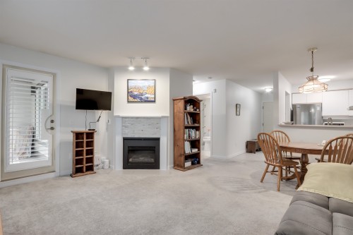 205-1535 Chesterfield Avenue, North Vancouver, BC 
