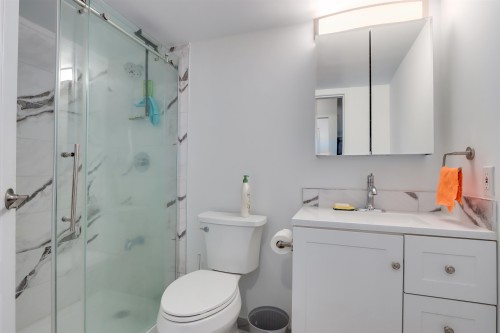 205-1535 Chesterfield Avenue, North Vancouver, BC 