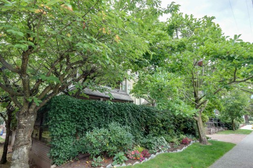 205-1535 Chesterfield Avenue, North Vancouver, BC 