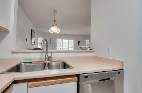 205-1535 Chesterfield Avenue, North Vancouver, BC 