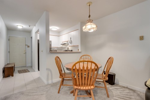 205-1535 Chesterfield Avenue, North Vancouver, BC 