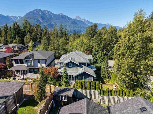 1001 Jay Crescent, Squamish, BC 