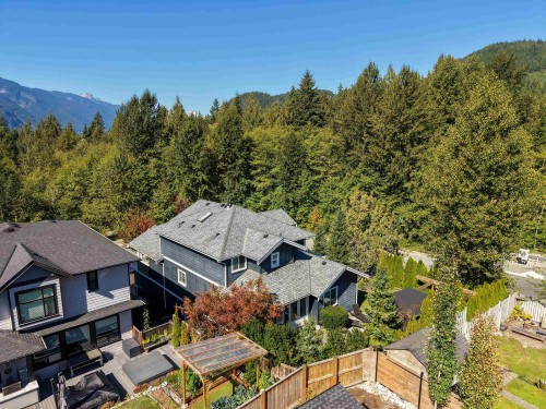 1001 Jay Crescent, Squamish, BC 