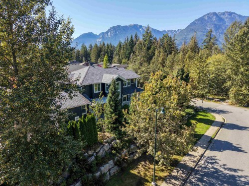 1001 Jay Crescent, Squamish, BC 
