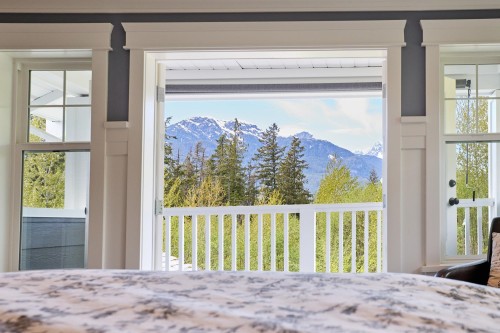1001 Jay Crescent, Squamish, BC 