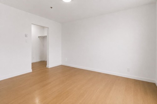 103-108 Esplanade W, North Vancouver, BC 