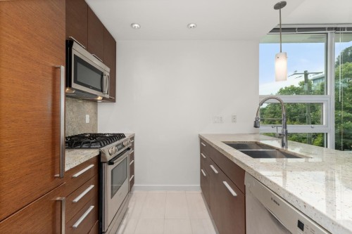 302-2528 Maple Street , Vancouver, BC V6J 0B5 2