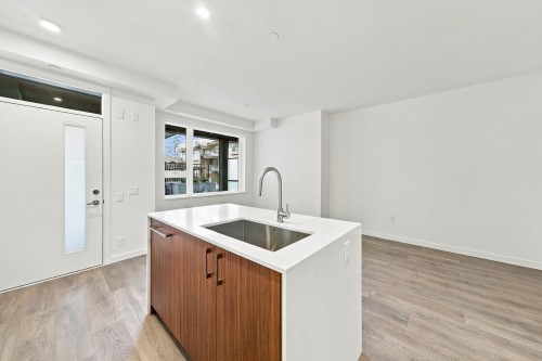102-956 Lytton Street, North Vancouver, BC 