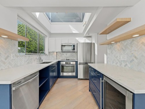 204-565 17 Street, West Vancouver, BC 