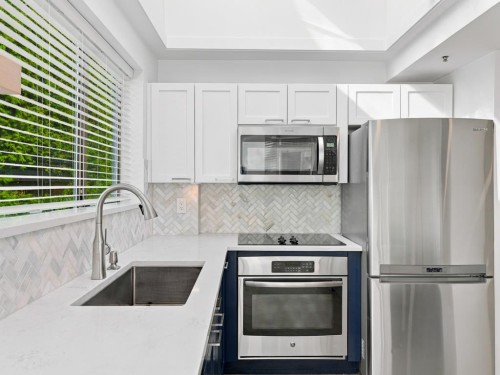 204-565 17 Street, West Vancouver, BC 