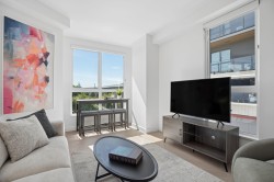 204-333 St. Davids Avenue North Vancouver, BC V7L 3N7
