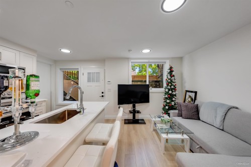 1-683 19Th Avenue W, Vancouver, BC 