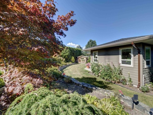 6388 Piper Place, Sechelt, BC 
