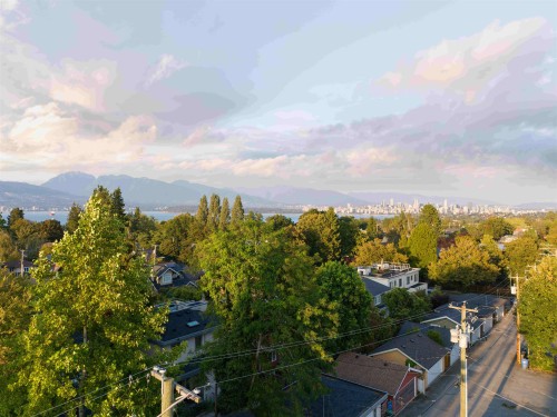 201-4445 10Th Avenue W, Vancouver, BC 