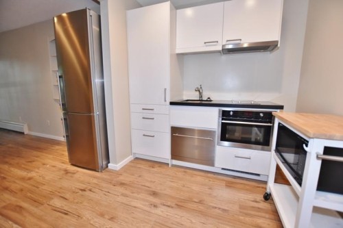 203-1950 8th Avenue W, Vancouver, BC V6J 1W3 3