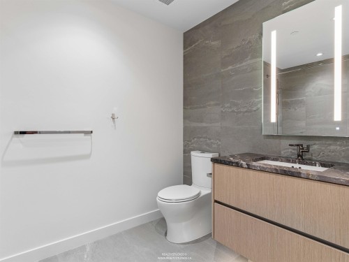 302-777 Harbour Way, North Vancouver, BC 