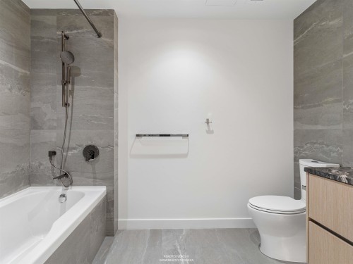 302-777 Harbour Way, North Vancouver, BC 