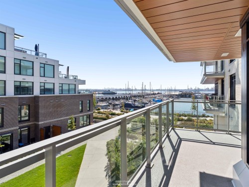 302-777 Harbour Way, North Vancouver, BC 