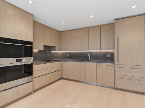 302-777 Harbour Way, North Vancouver, BC 