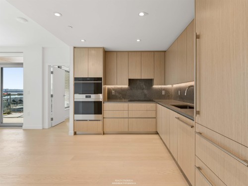 302-777 Harbour Way, North Vancouver, BC 