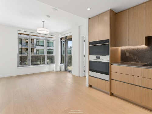 302-777 Harbour Way, North Vancouver, BC 