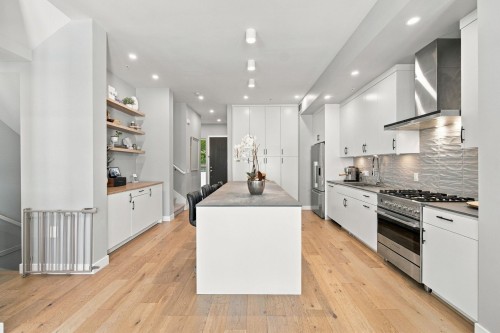 4682 Capilano Road, North Vancouver, BC 