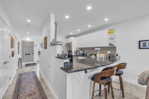 1002 Ironwork Passage, Vancouver, BC 