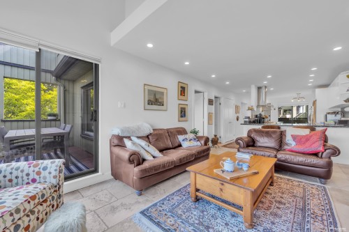 1002 Ironwork Passage, Vancouver, BC 