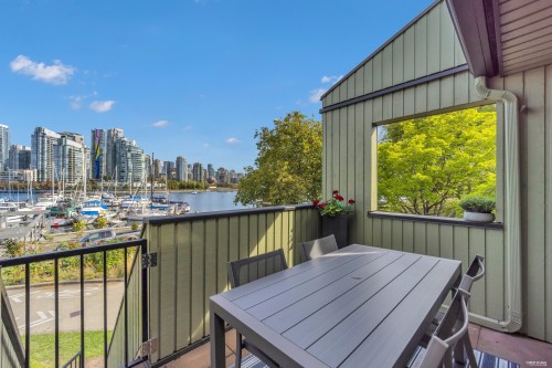 1002 Ironwork Passage, Vancouver, BC 