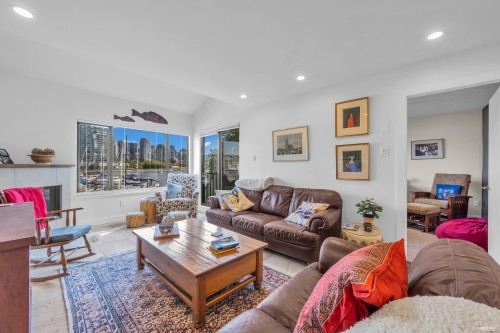 1002 Ironwork Passage, Vancouver, BC 