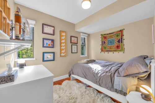 1002 Ironwork Passage, Vancouver, BC 