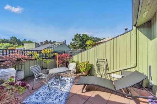 1002 Ironwork Passage, Vancouver, BC 