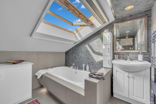 1002 Ironwork Passage, Vancouver, BC 