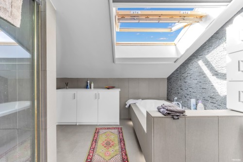 1002 Ironwork Passage, Vancouver, BC 