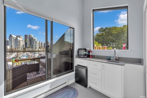 1002 Ironwork Passage, Vancouver, BC 