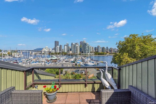 1002 Ironwork Passage, Vancouver, BC 