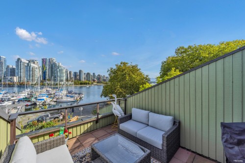 1002 Ironwork Passage, Vancouver, BC 