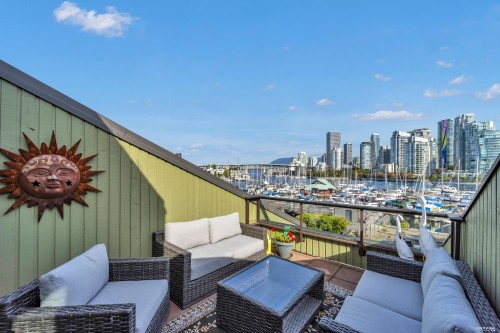 1002 Ironwork Passage, Vancouver, BC 