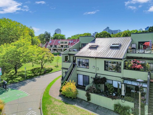 1002 Ironwork Passage, Vancouver, BC 