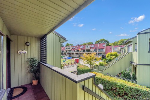 1002 Ironwork Passage, Vancouver, BC 