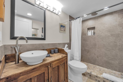 1002 Ironwork Passage, Vancouver, BC 