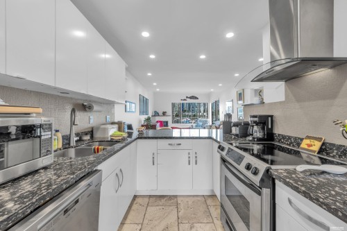 1002 Ironwork Passage, Vancouver, BC 