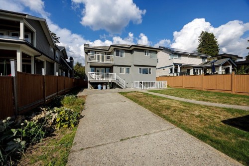 449 16Th Street E, North Vancouver, BC 
