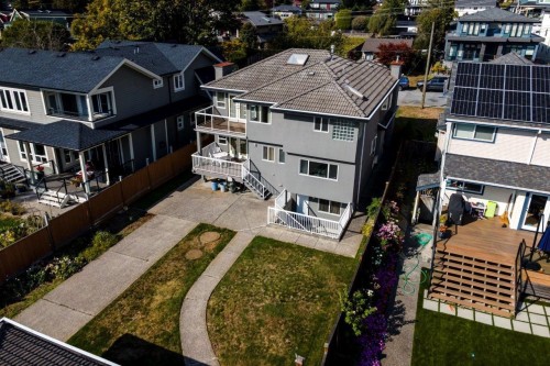449 16Th Street E, North Vancouver, BC 