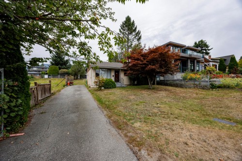 446 16Th Street E, North Vancouver, BC 