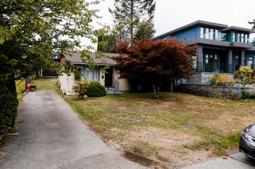 446 16Th Street E, North Vancouver, BC 