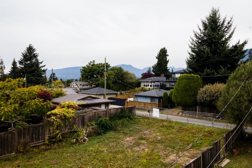 446 16Th Street E, North Vancouver, BC 