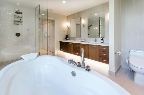 801-3335 Cypress Place, West Vancouver, BC 