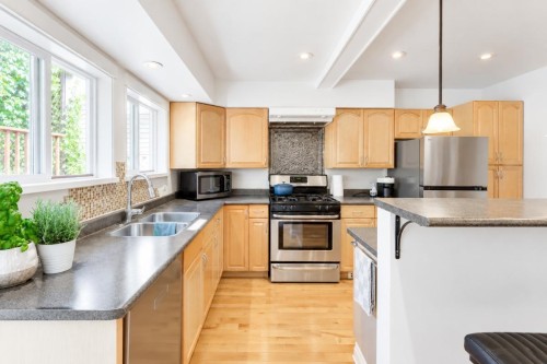 272 Osborne Road E, North Vancouver, BC 