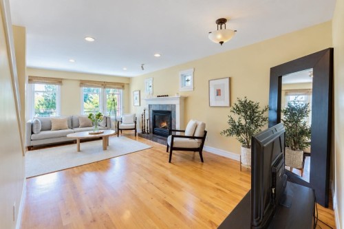 272 Osborne Road E, North Vancouver, BC 